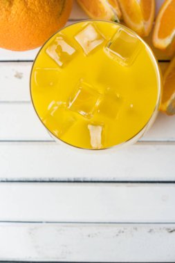 Soğuk taze portakal suyu ve meyve ahşap tablo.