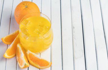 Soğuk taze portakal suyu ve meyve ahşap tablo.