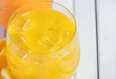 Soğuk taze portakal suyu ve meyve ahşap tablo.