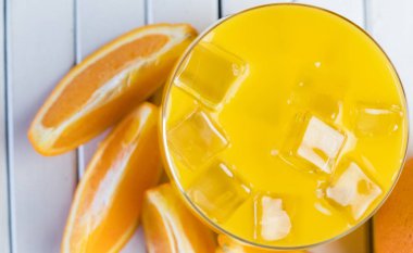 Soğuk taze portakal suyu ve meyve ahşap tablo.