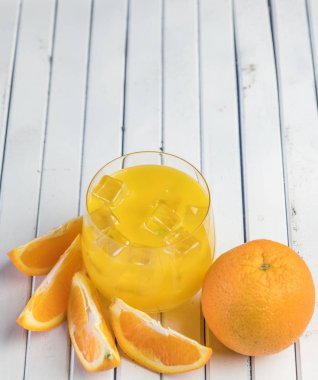 Soğuk taze portakal suyu ve meyve ahşap tablo.