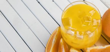 Soğuk taze portakal suyu ve meyve ahşap tablo.