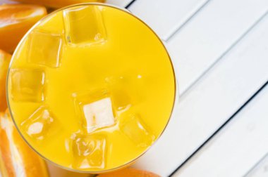 Soğuk taze portakal suyu ve meyve ahşap tablo.