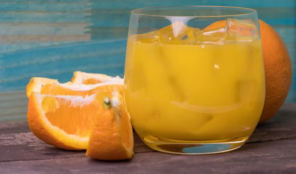 Kall Färsk Apelsinjuice Och Frukter Träbord — Stockfoto