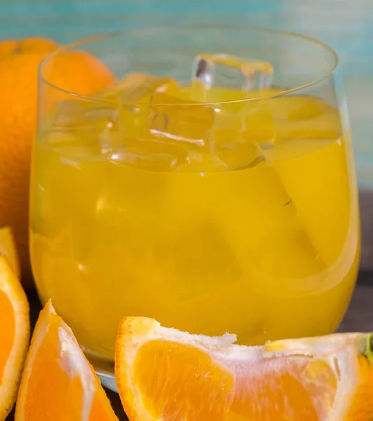 Kalter Frischer Orangensaft Und Früchte Auf Holztisch — Stockfoto