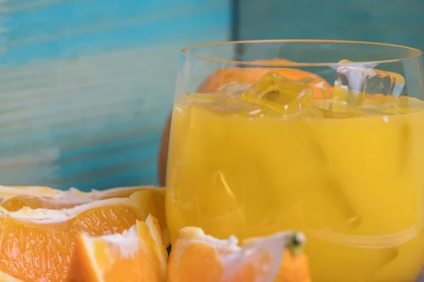 Sumo Laranja Fresco Frio Frutas Mesa Madeira — Fotografia de Stock