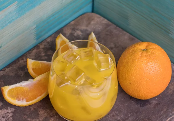 Chladný Čerstvý Pomerančový Džus Ovoce Dřevěný Stůl — Stock fotografie