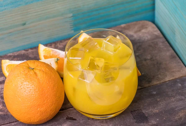 Kalter Frischer Orangensaft Und Früchte Auf Holztisch — Stockfoto