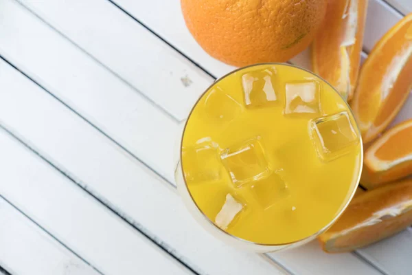 Kalter Frischer Orangensaft Und Früchte Auf Holztisch — Stockfoto