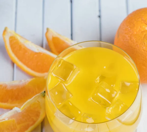 Sumo Laranja Fresco Frio Frutas Mesa Madeira — Fotografia de Stock