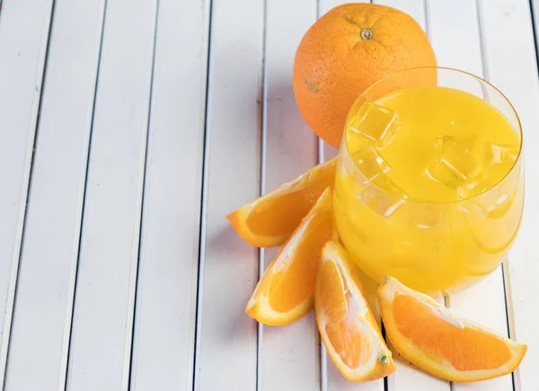 Kalter Frischer Orangensaft Und Früchte Auf Holztisch — Stockfoto