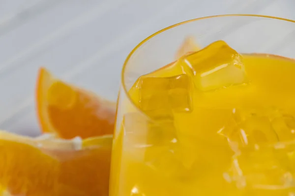 Kalter Frischer Orangensaft Und Früchte Auf Holztisch — Stockfoto