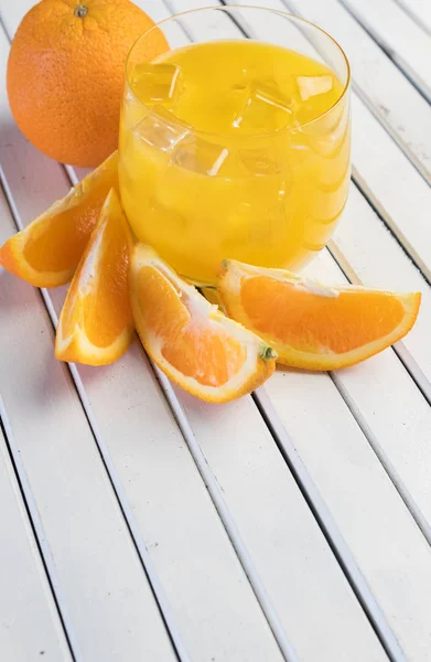 Sumo Laranja Fresco Frio Frutas Mesa Madeira — Fotografia de Stock