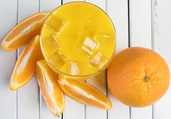 Κρύο Φρέσκο Χυμό Πορτοκαλιού Και Φρούτα Ξύλινο Τραπέζι — Φωτογραφία Αρχείου