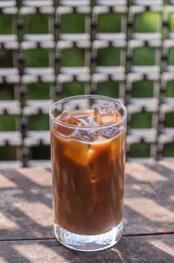 Buzlu süt kahve içerken ahşap arka plan