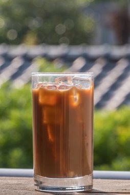 Buzlu süt kahve içerken ahşap arka plan