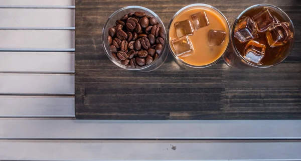 Schwarzer Eiskaffee Kalter Latte Und Bohnen Vor Holzhintergrund — Stockfoto
