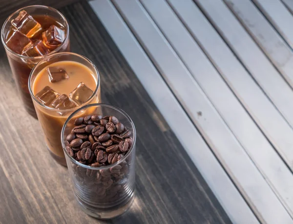 Schwarzer Eiskaffee Kalter Latte Und Bohnen Vor Holzhintergrund — Stockfoto