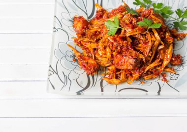 Malay çanak karıştırın kızarmış biber ile derin kızarmış hamsi ve patates küpleri veya yerel ıkan Billis'in goreng berlada bilinen.