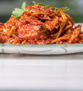 Malay çanak karıştırın kızarmış biber ile derin kızarmış hamsi ve patates küpleri veya yerel ıkan Billis'in goreng berlada bilinen.