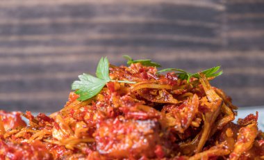 Malay çanak karıştırın kızarmış biber ile derin kızarmış hamsi ve patates küpleri veya yerel ıkan Billis'in goreng berlada bilinen.