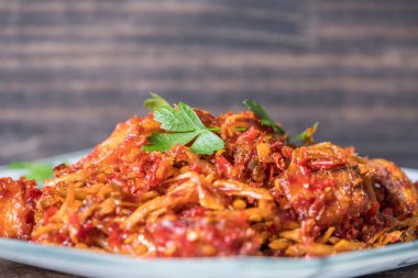 Malay çanak karıştırın kızarmış biber ile derin kızarmış hamsi ve patates küpleri veya yerel ıkan Billis'in goreng berlada bilinen.