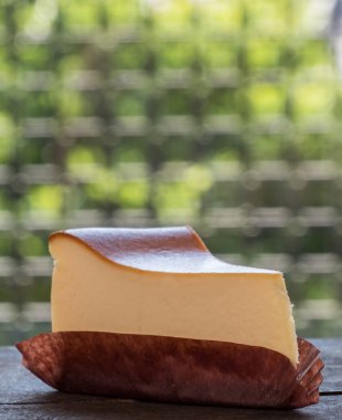 Ahşap masa üstüne peynir pasta bir dilim