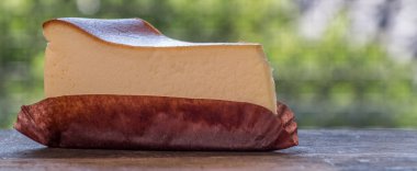 Ahşap masa üstüne peynir pasta bir dilim