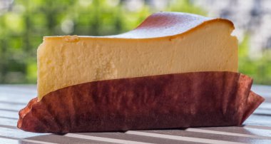 Ahşap masa üstüne peynir pasta bir dilim