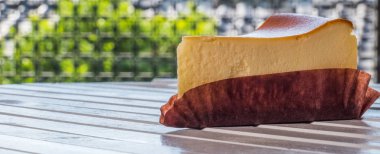 Ahşap masa üstüne peynir pasta bir dilim