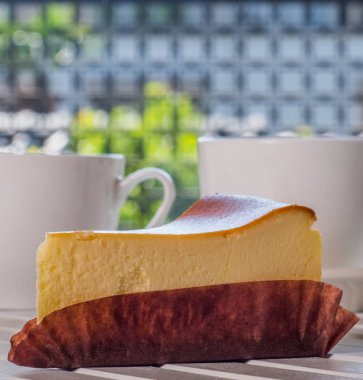 Ahşap masa üstüne peynir pasta bir dilim