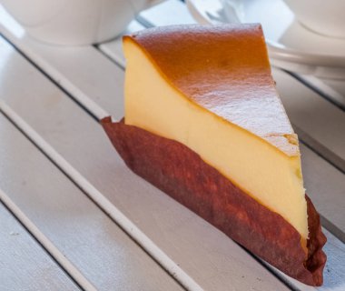 Ahşap masa üstüne peynir pasta bir dilim