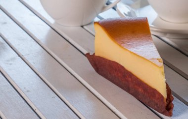 Ahşap masa üstüne peynir pasta bir dilim