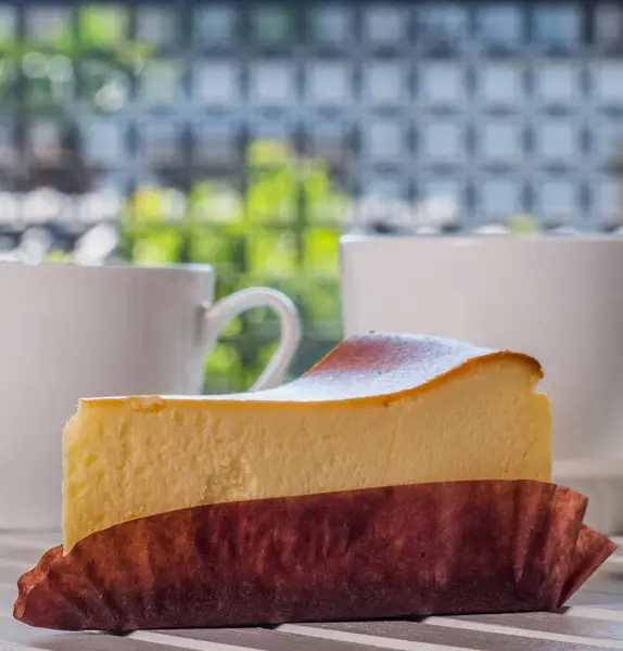 Ahşap masa üstüne peynir pasta bir dilim