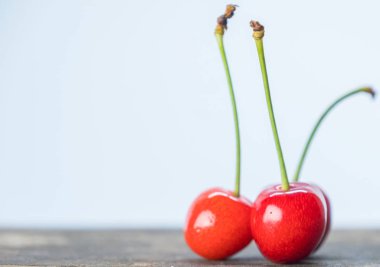 Ahşap masa üstüne kırmızı kiraz meyve