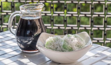 Malezya tatlı yapışkan pirinç kahverengi şeker karamel yerel olarak Kuih Lopes bilinen parça Hindistan cevizi ile kaplı.
