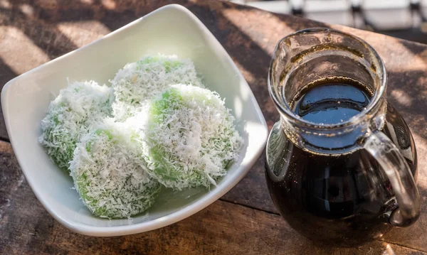 Ρύζι Γλασέ Μαλαισίας Επιδόρπιο Καλύπτεται Καρύδα Κομματάκι Καστανή Ζάχαρη Καραμέλα — Φωτογραφία Αρχείου