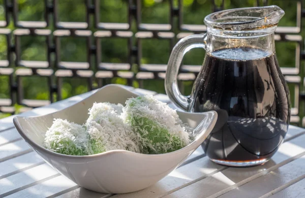 Kuih ロペスとして地元で知られる黒糖キャラメルを細断処理ココナッツで覆われてマレーシア デザートもち米 — ストック写真