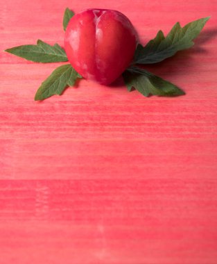 Koyu ahşap arka plan üzerinde kırmızı erik