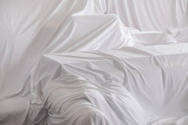 Beyaz toz kapağı kumaş mobilya oda kapsayan