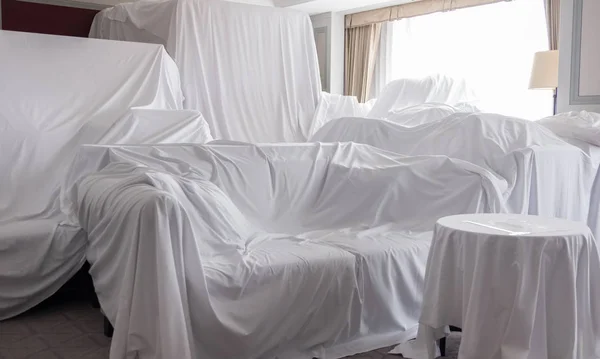 部屋に家具を覆う白い防塵カバー — ストック写真
