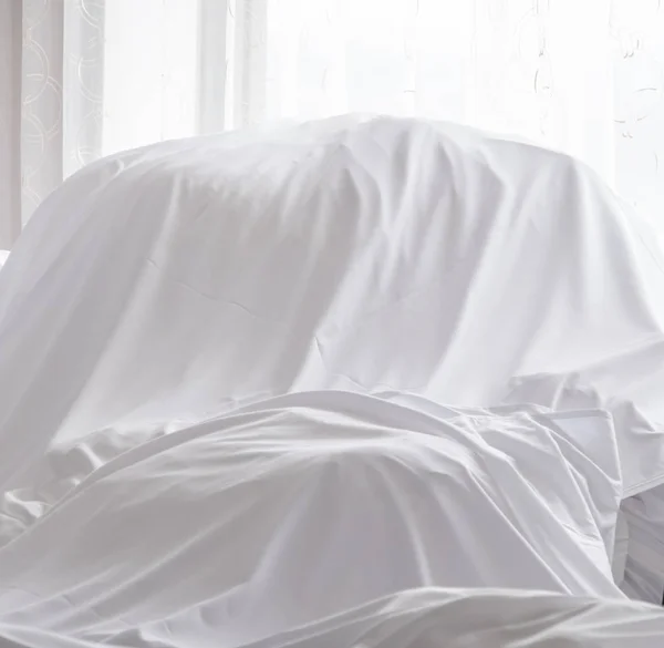 Белая Пылезащитная Ткань Покрывающая Мебель Номере — стоковое фото