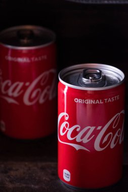 Tokyo, Japonya - 17 Haziran 2018. Coca cola içecek ahşap masa üstü ile koyu arka plan üzerinde