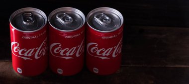 Tokyo, Japonya - 17 Haziran 2018. Coca cola içecek ahşap masa üstü ile koyu arka plan üzerinde