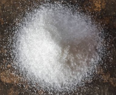 Ahşap tahta üzerinde monosodyum glutamat veya Msg gıda seasoming