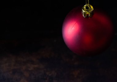 Ahşap tahta agaisnt koyu arka plan üzerinde kırmızı Noel topları