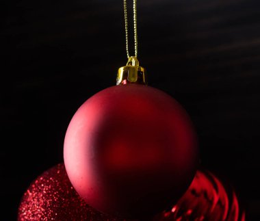 Ahşap tahta agaisnt koyu arka plan üzerinde kırmızı Noel topları