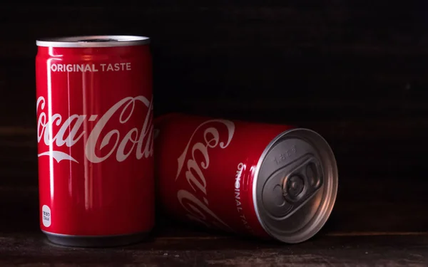 2018 東京都 木製テーブルの上暗い背景にコカ コーラ飲み物 — ストック写真