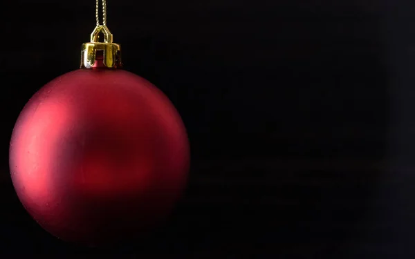 Bolas Rojas Navidad Tablero Madera Agaisnt Fondo Oscuro —  Fotos de Stock