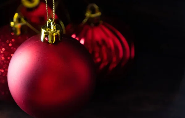 Bolas Rojas Navidad Tablero Madera Agaisnt Fondo Oscuro — Foto de Stock